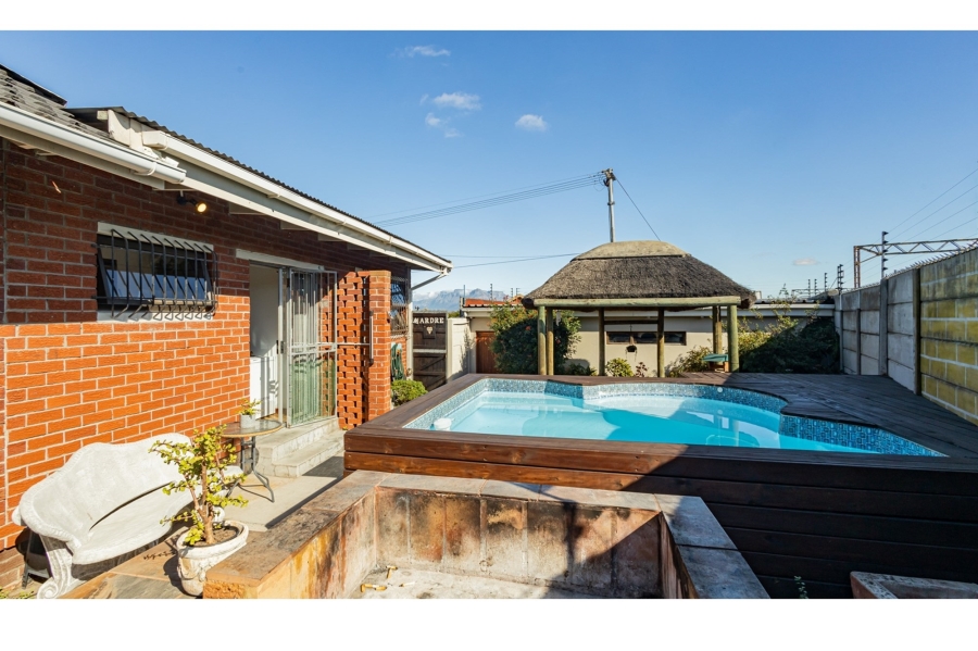 5 Bedroom Property for Sale in Avondale Western Cape